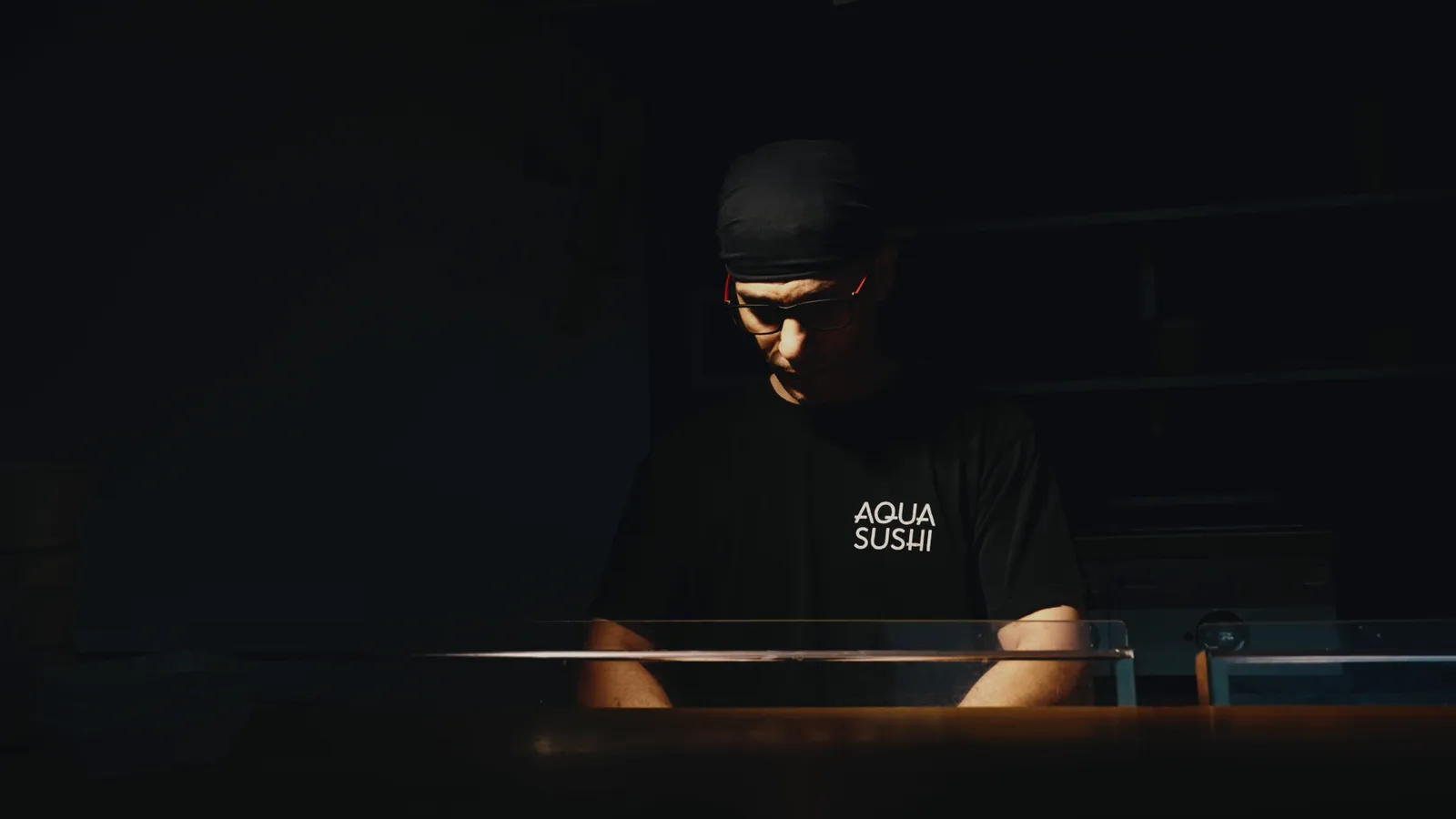 Köksmästaren vid disken på Aqua Sushi, Neptunigatan 72 i Malmö